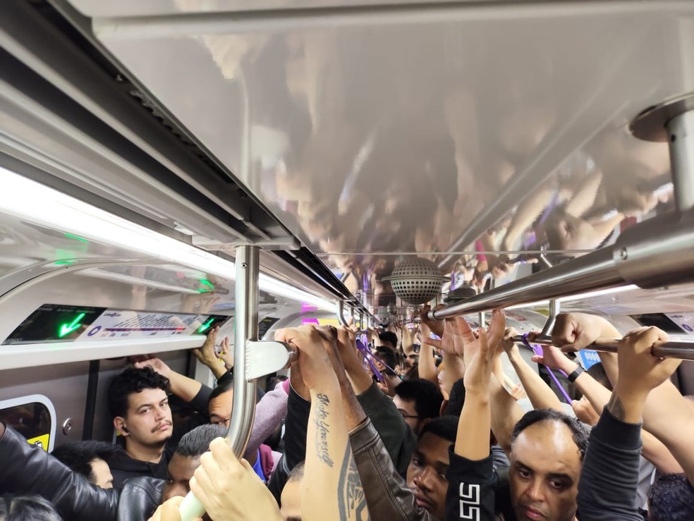 Trens lotados na Linha 5 - Lilás do metrô de São Paulo, em razão de furto de cabos de energia. — Foto: Reprodução/TV Globo