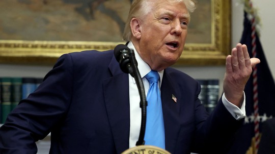 Trump fez 'recuo considerável' ao abrir 'lista de exceções gigante' no tarifaço, diz analista - Veja análise de Thomas Traumann em VÍDEO. Decisão alivia sobretaxas sobre alimentos, combustíveis, aviões e veículos. Segundo analista, a lista indica um recuo estratégico de Donald Trump na área comercial.