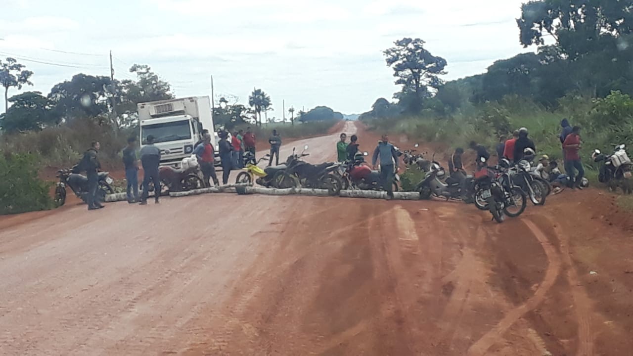 Três ficam feridos em conflito de terra e manifestantes fecham rodovia que liga o Acre ao Amazonas 