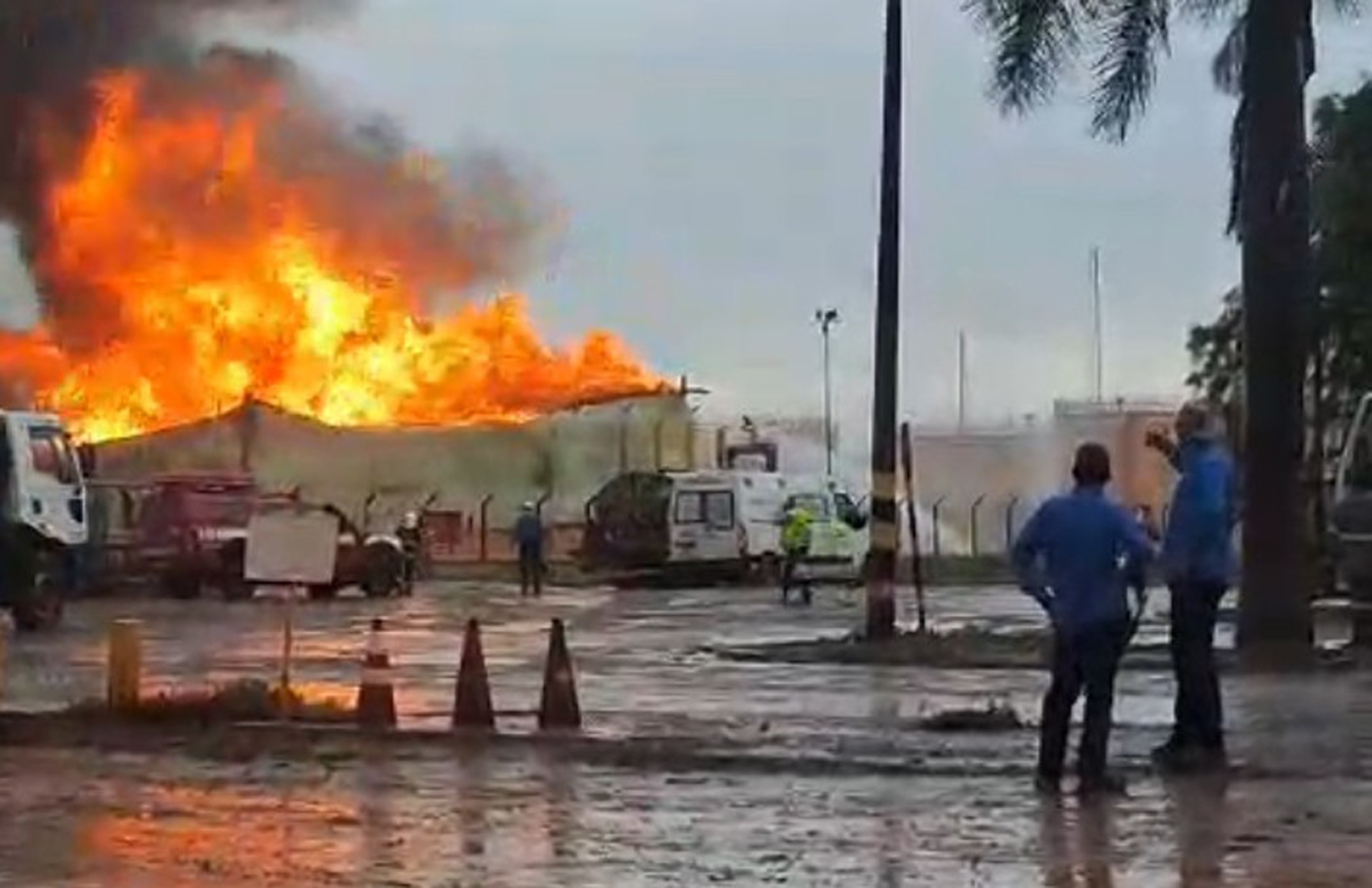 Incêndio atinge tanque de etanol em usina em Pitangueiras, SP; suspeita é que raio tenha provocado chamas