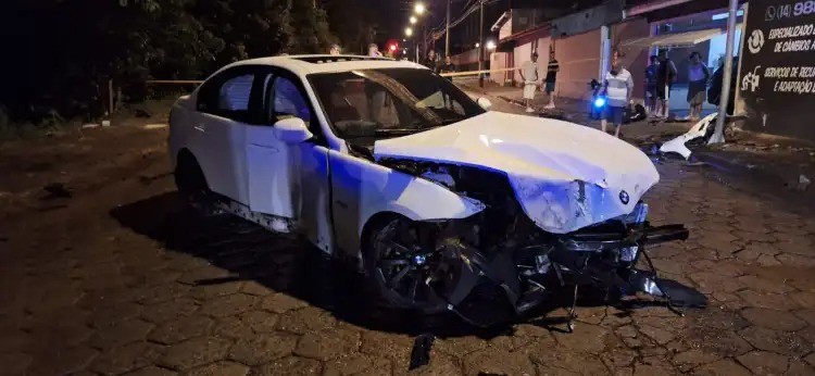 Motorista de carro de luxo é preso por embriaguez e falta de CNH após atropelar motociclista e bater em outro veículo em Avaré