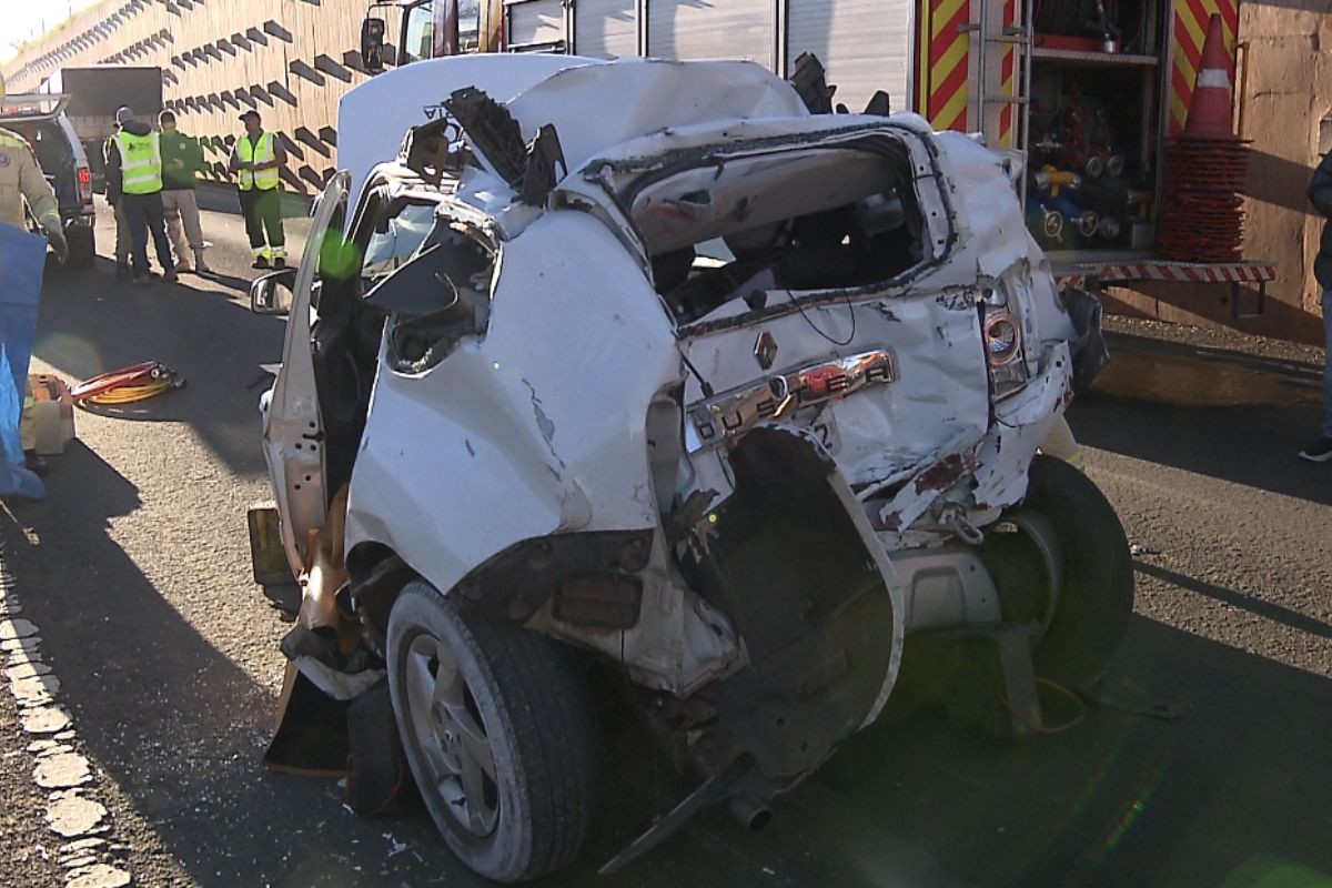 Motorista sobrevive após ficar preso às ferragens de carro que foi compactado ao ser atingido por caminhão no Paraná
