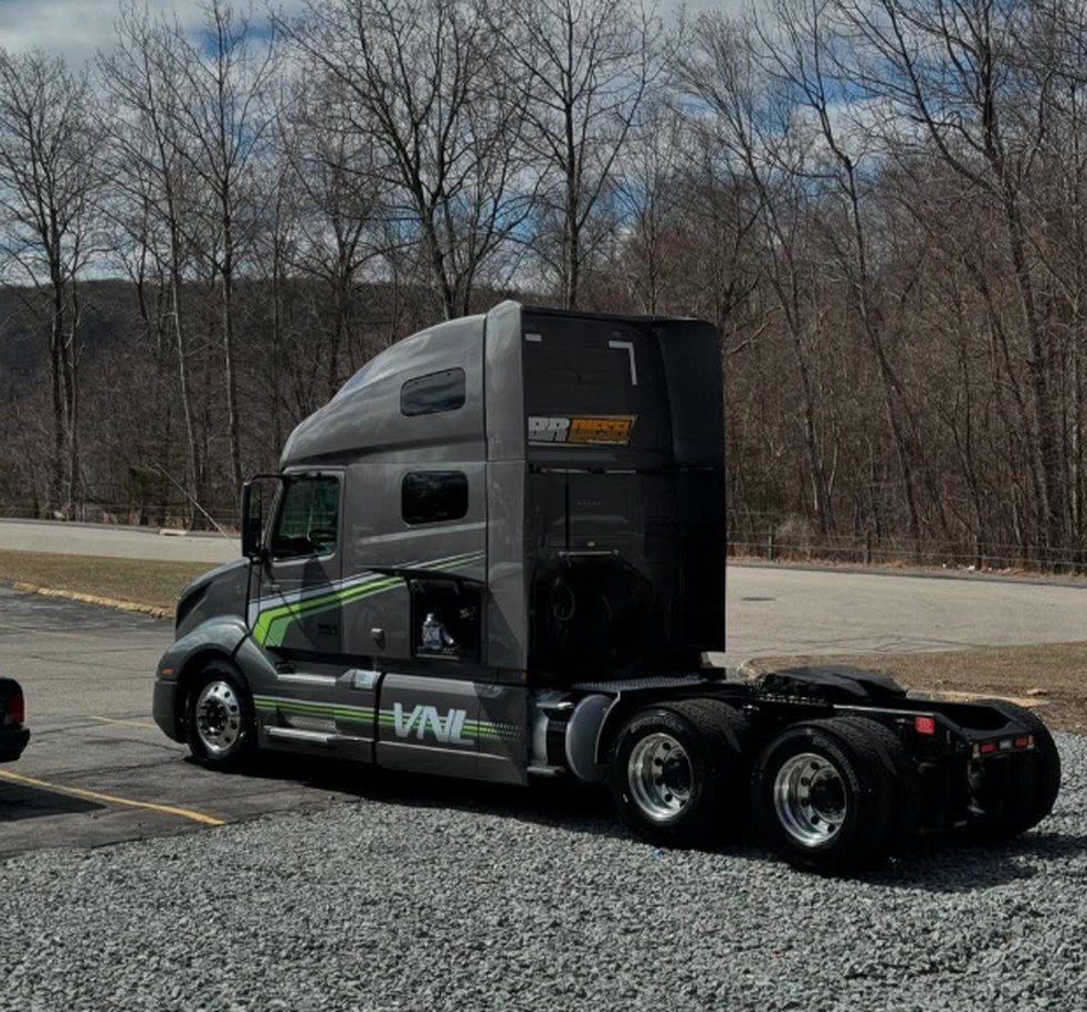 Caminhão 'chumbadão' de André e Victoria | Foto: Arquivo pessoal