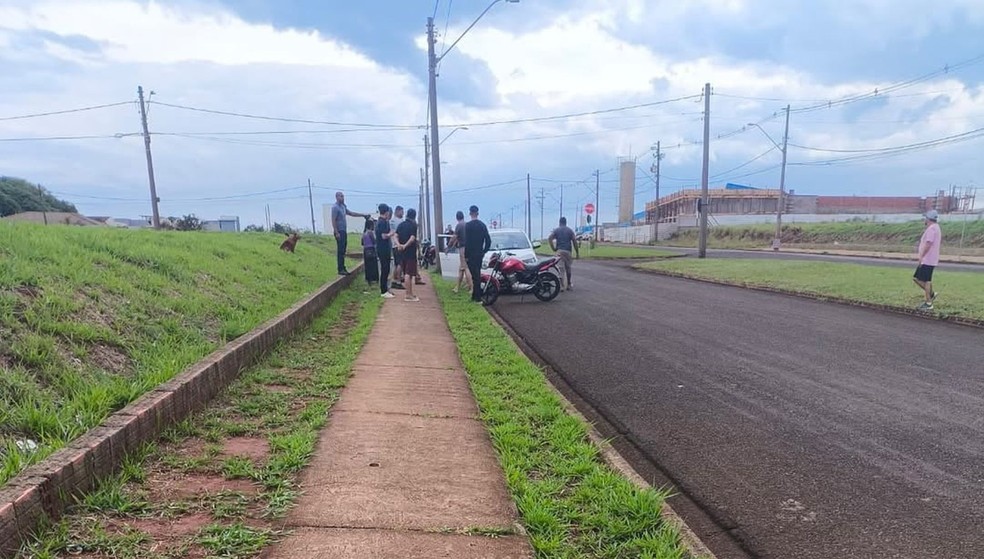 2 de 3
Mulher foi morta a tiros em avenida em Ja&uacute; &mdash; Foto: Central da Not&iacute;cia/ Reprodu&ccedil;&atilde;o