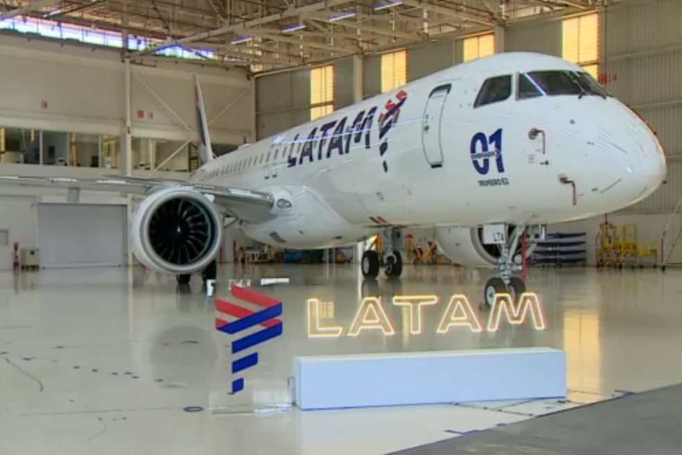 Latam recebe 1º avião E195-E2 da Embraer, em São José dos Campos — Foto: Reprodução/TV Vanguarda