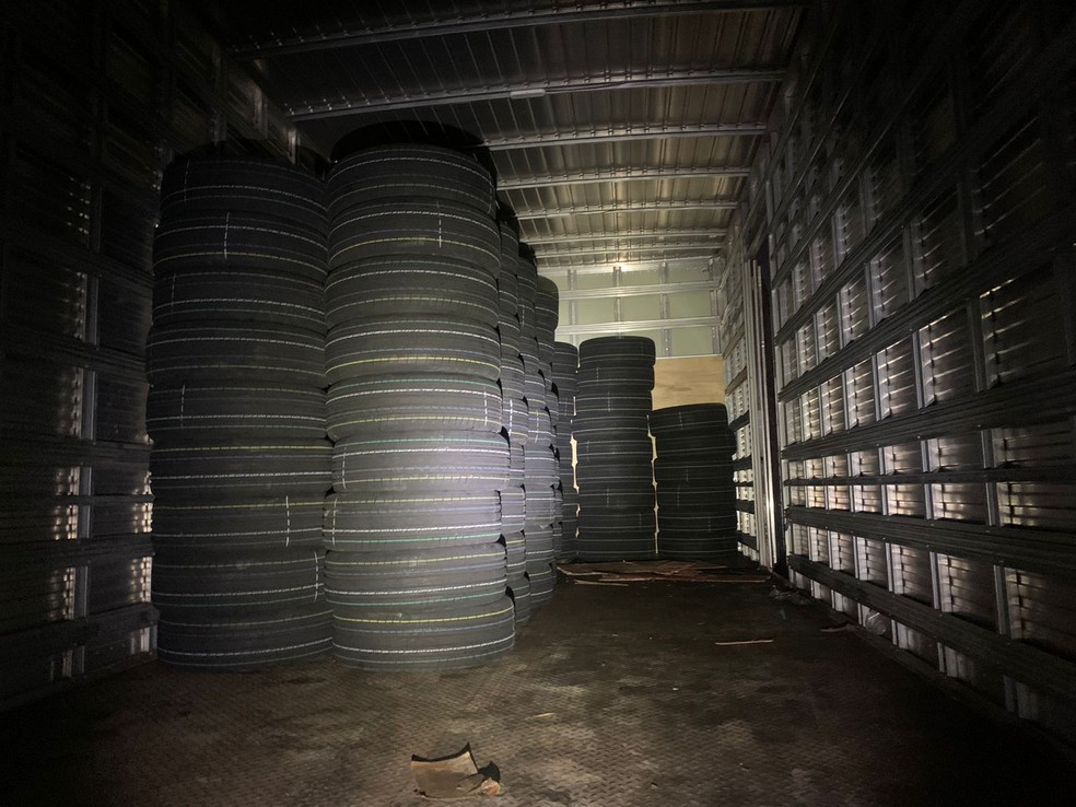 Homens já haviam retirado 114 pneus do caminhão — Foto: Polícia Militar/Divulgação