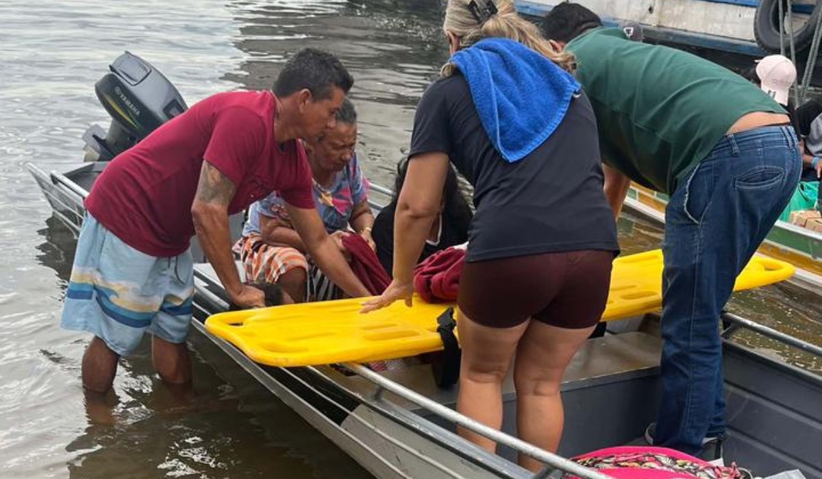 Bebê nasce dentro de bote no meio do rio enquanto mãe era levada à maternidade no AM