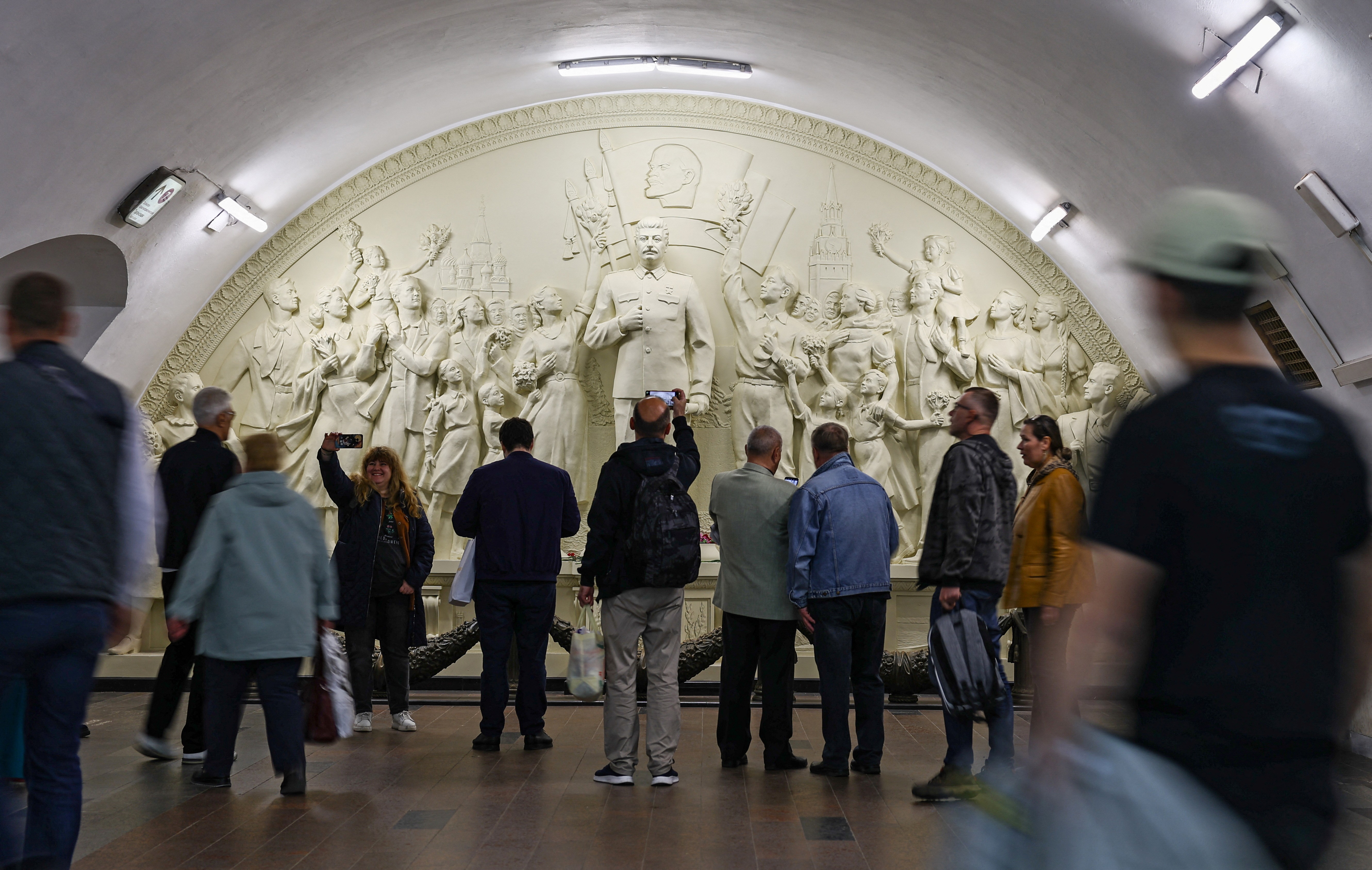 O que nova estátua de Stalin em Moscou mostra sobre tentativa da Rússia de reescrever a história