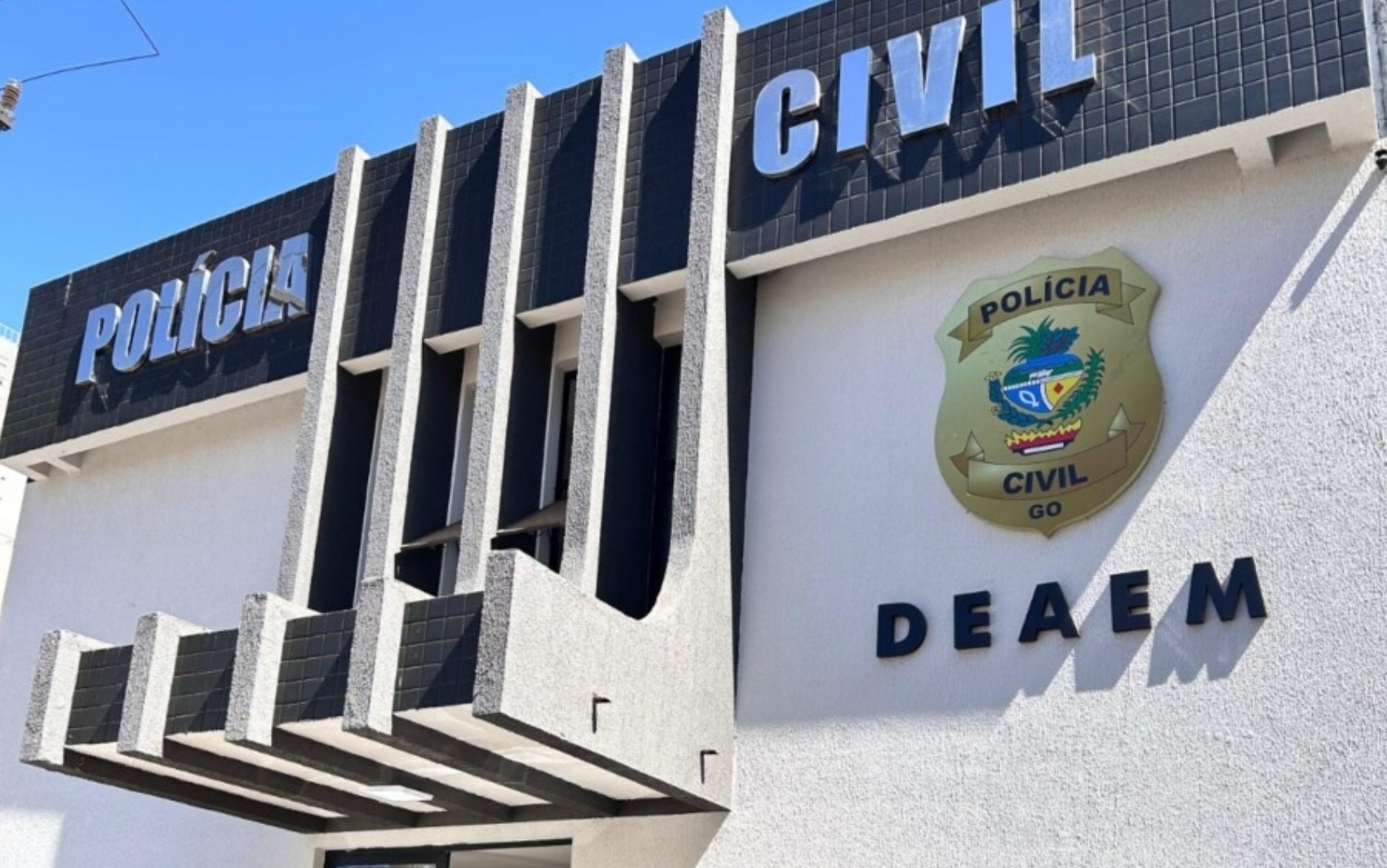 Mulher é morta a facadas pelo companheiro após discussão dentro de carro, em Goiânia