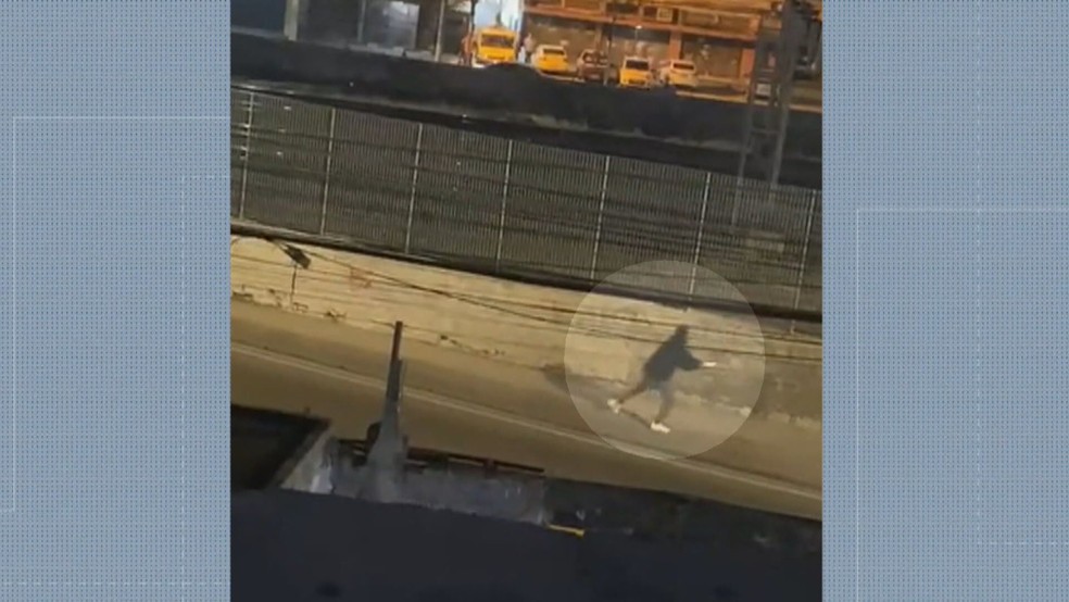 Vídeo mostra homem encapuzado atirando contra torcedores do Vasco — Foto: Reprodução/TV Globo