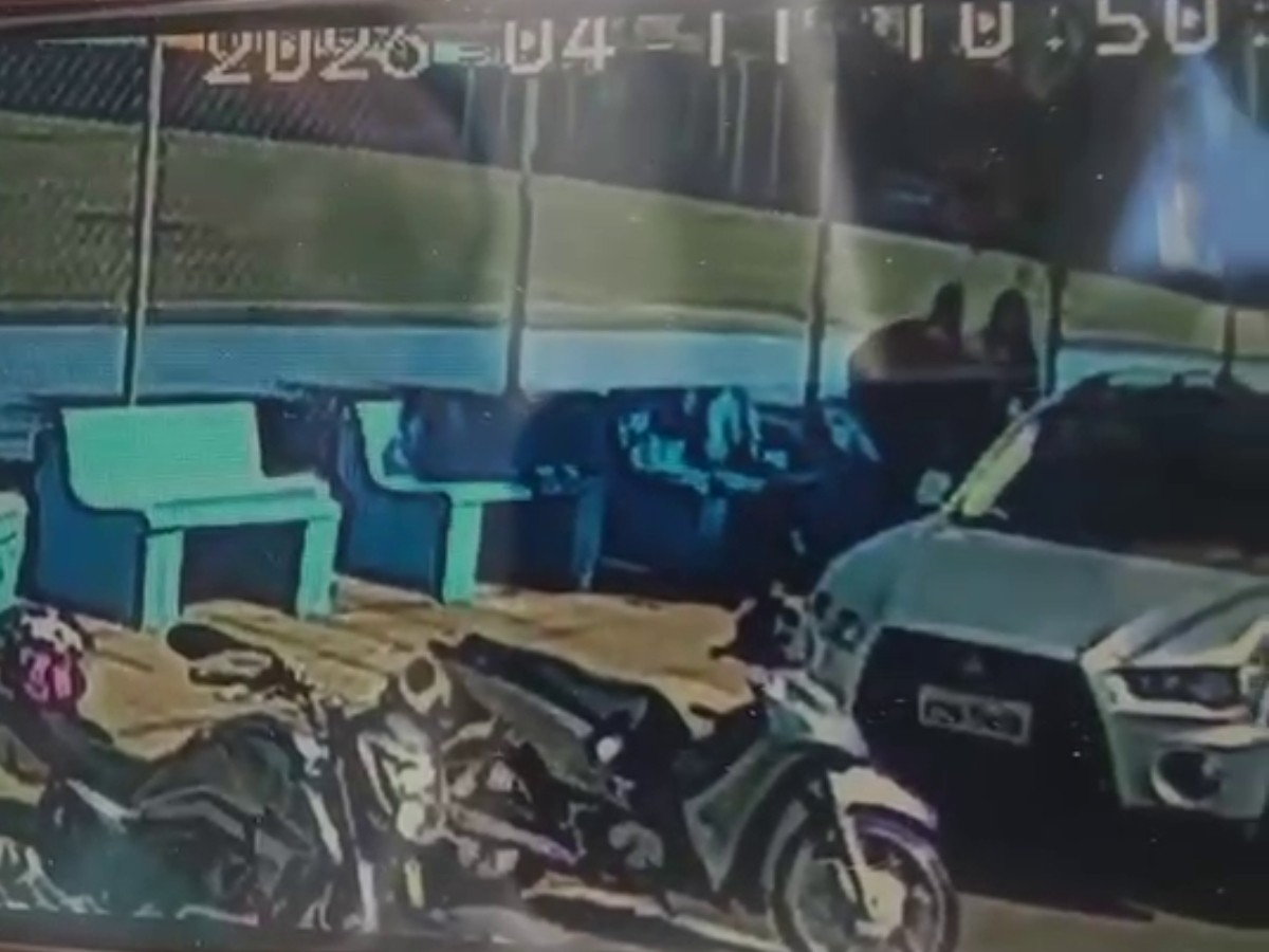 VÍDEO flagra homem agredindo companheira com empurrão e puxões de cabelo, em Serra Negra