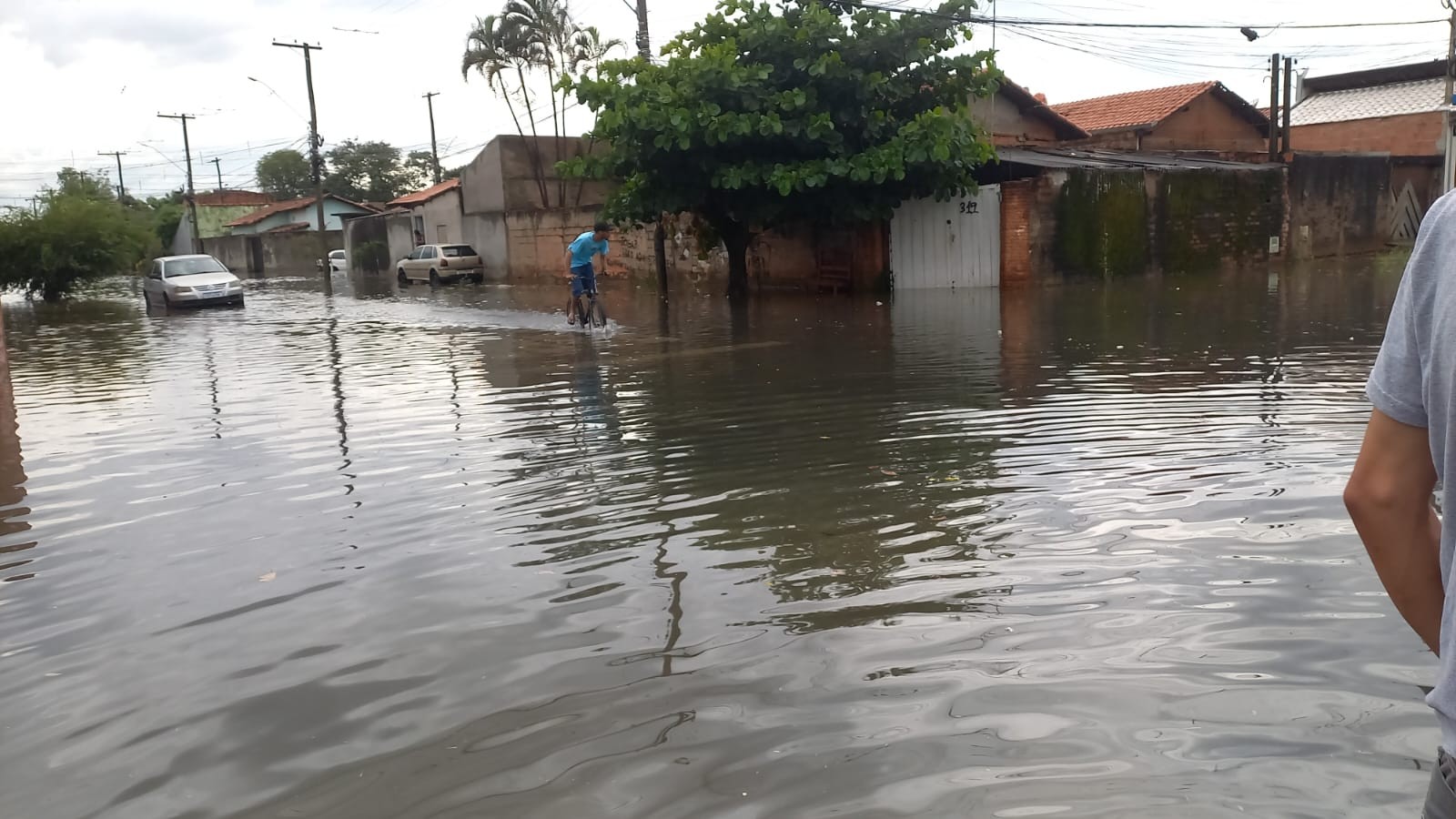 VÍDEO: rua de Mogi Guaçu fica tomada por água após 15 minutos de chuva, neste domingo
