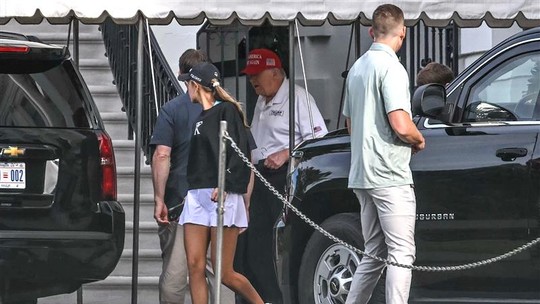 É #FAKE que Donald Trump morreu; presidente americano é visto a caminho de campo de golfe - Trump foi visto na manhã deste sábado (30) saindo da Casa Branca junto a sua neta, Kai Trump.