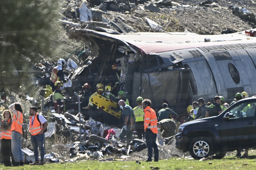 Colisão entre trens de alta velocidade na Espanha deixa ao menos 64 mortos; governo aponta falha no sistema de controle