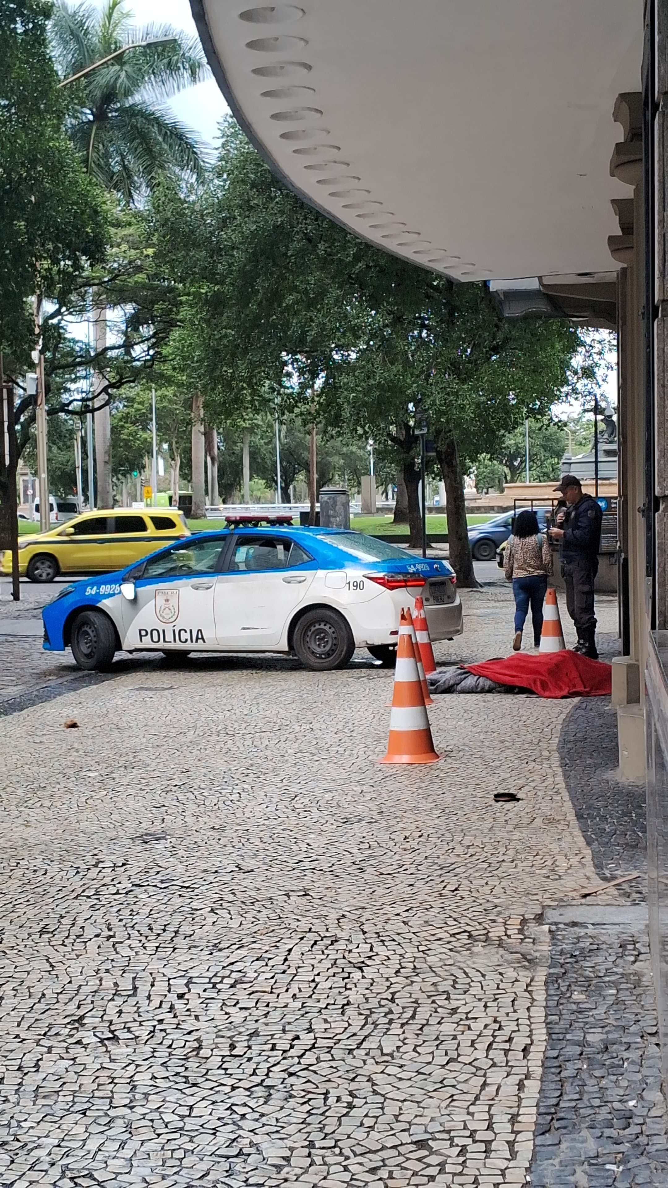 Mulher é encontrada morta no Centro do Rio; polícia investiga se causa da morte foi hipotermia