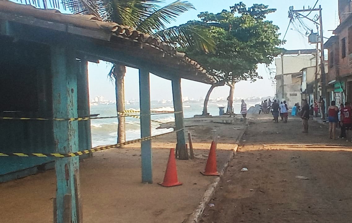 Ressaca do mar provoca desmoronamento de duas casas em Macaé neste domingo(19)