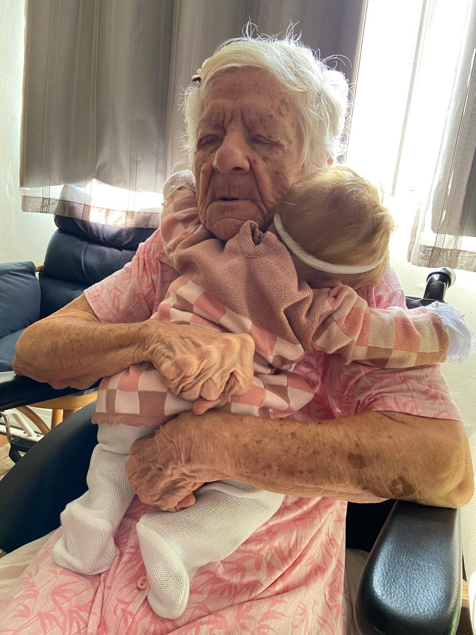 Filha usa bebê reborn como terapia para mãe com Alzheimer: 'Muitas vezes, só o toque da boneca a acalma'
