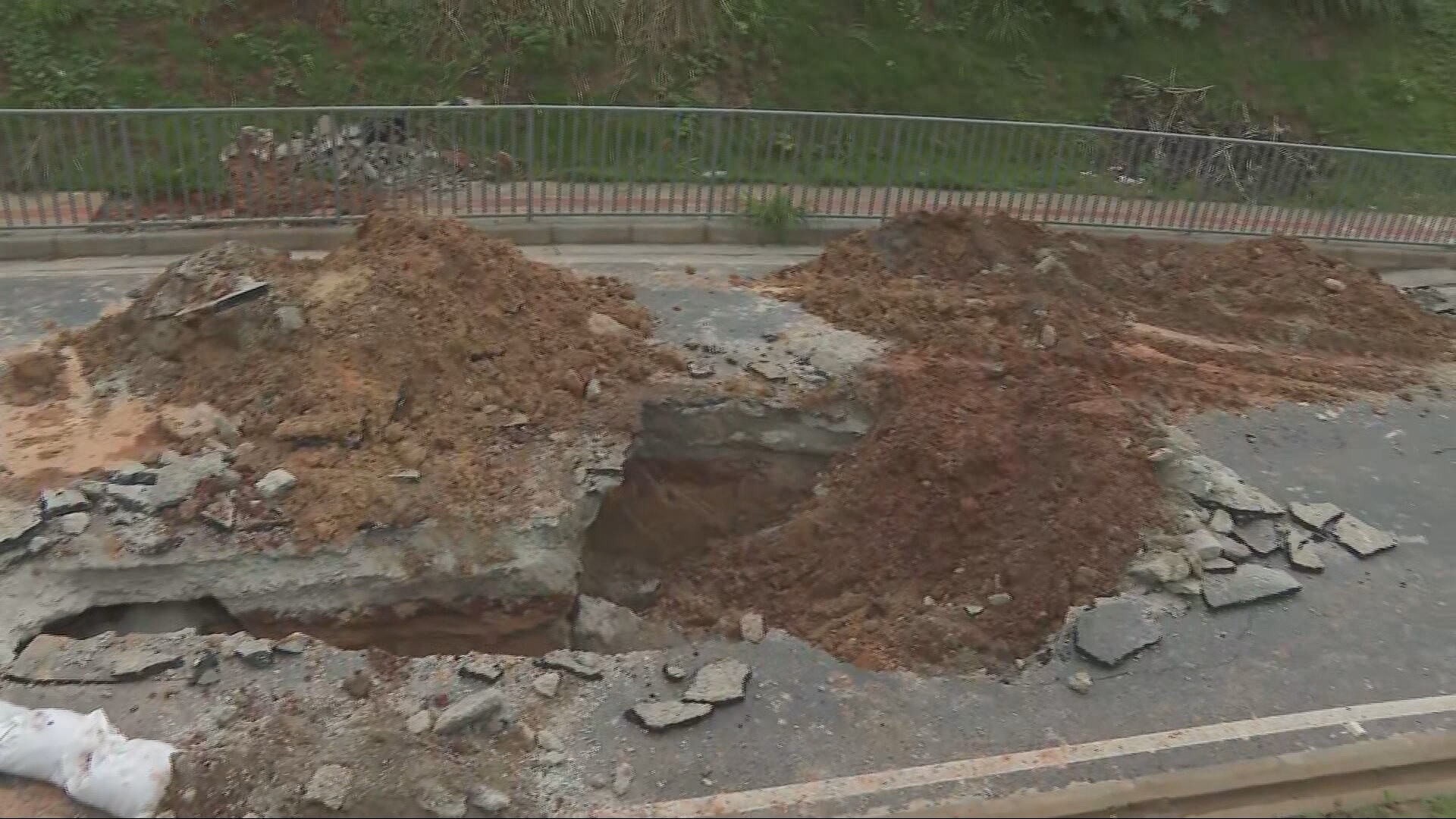 Alça do Viaduto Teleférico é interditada após afundamento em Contagem