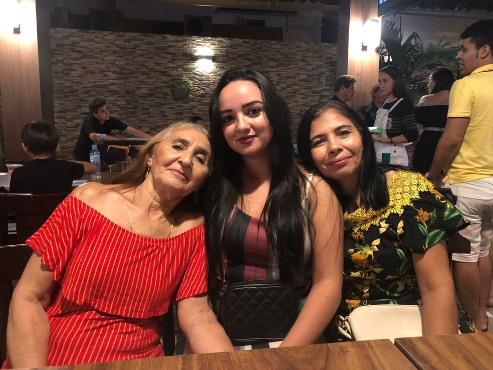 Raylane (no meio) com a avó Valdice (do lado direito) e a mãe Marlucy  (do lado esquerdo) — Foto: Arquivo pessoal 