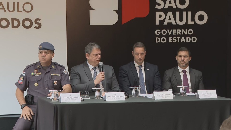 Governador Tarcísio de Freitas (de cinza, ao centro), durante coletiva sobre operações na Baixada Santista e Centro de SP — Foto: TV Globo