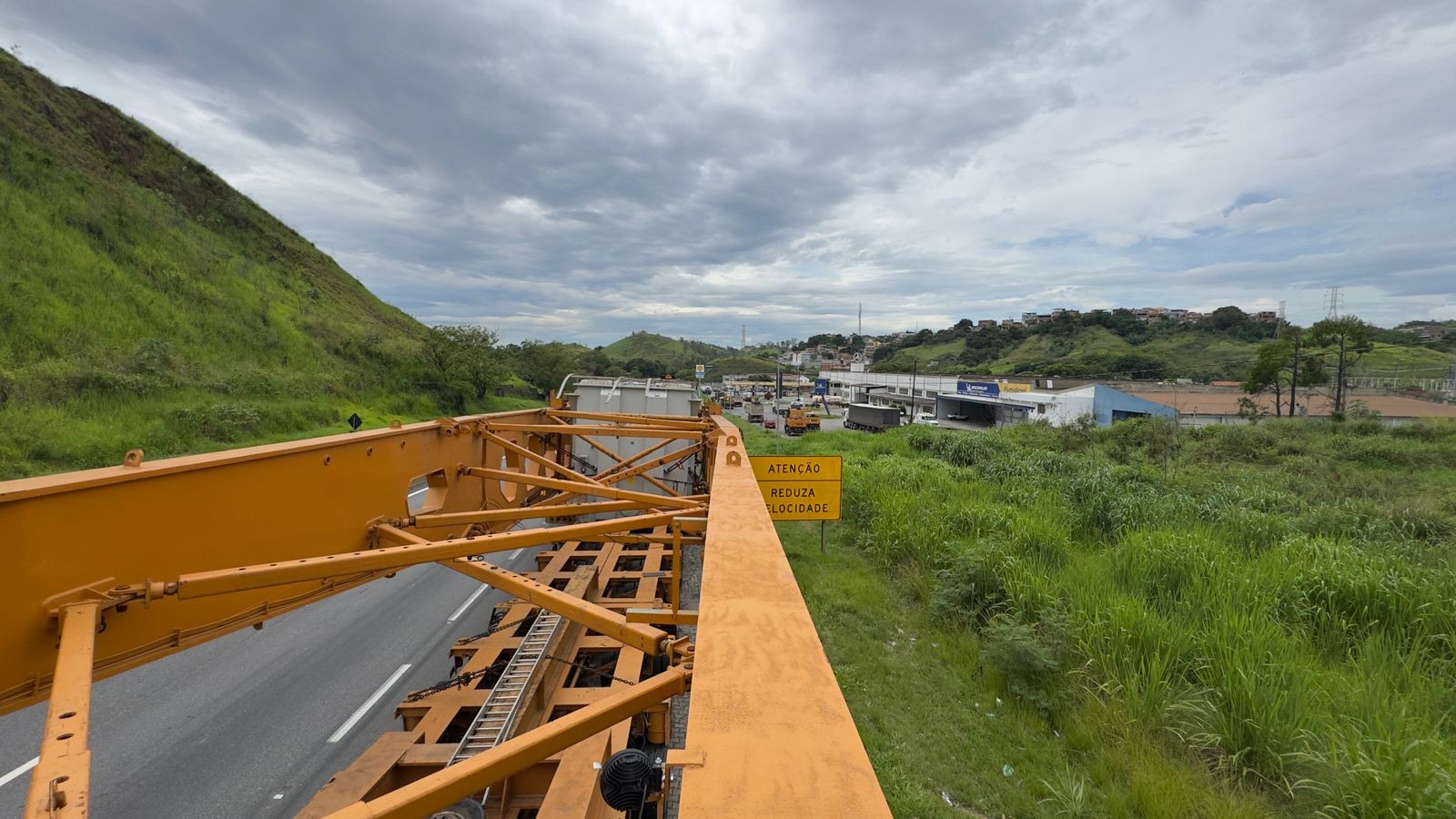 Veja a previsão do deslocamento da carga superdimensionada para os próximos dias na Via Dutra