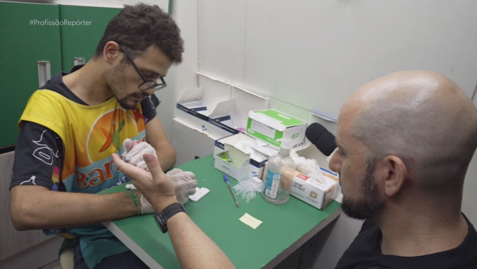 Voluntários circulam por São Paulo para fazer testes de ISTs e explicar a importância da prevenção — Foto: Reprodução/TV Globo