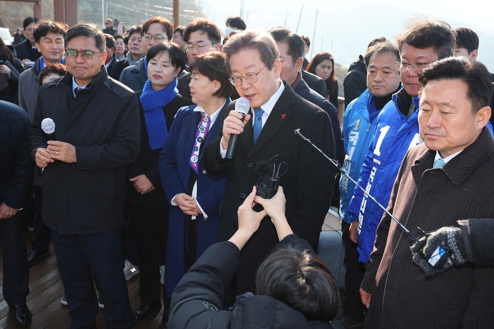 Lee Jae-myung pouco antes de ser esfaqueado na Coreia do Sul, em 2 de janeiro de 2024 — Foto: Yonhap/Reuters