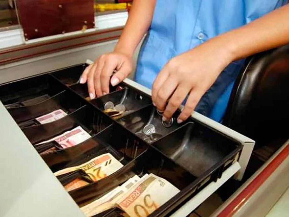 Rede de supermercados oferece 17 vagas para operador de caixa em Petrolina