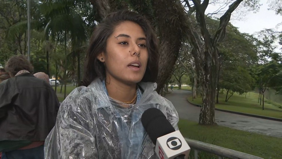 Em fila para velório, estudante Gabriela Kohatsu fala da representação de Rita Lee para as mulheres — Foto: Reprodução/TV Globo