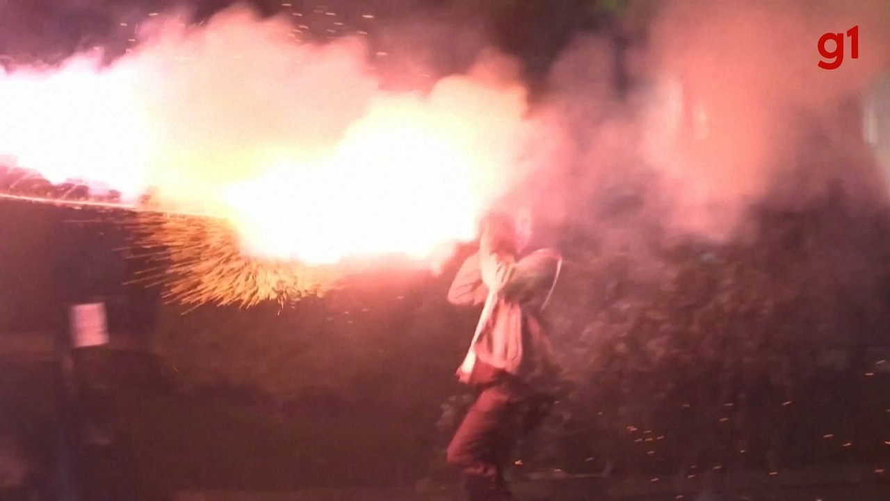 VÍDEO: Manifestantes disparam fogos de artifício e usam laser contra a polícia na Geórgia