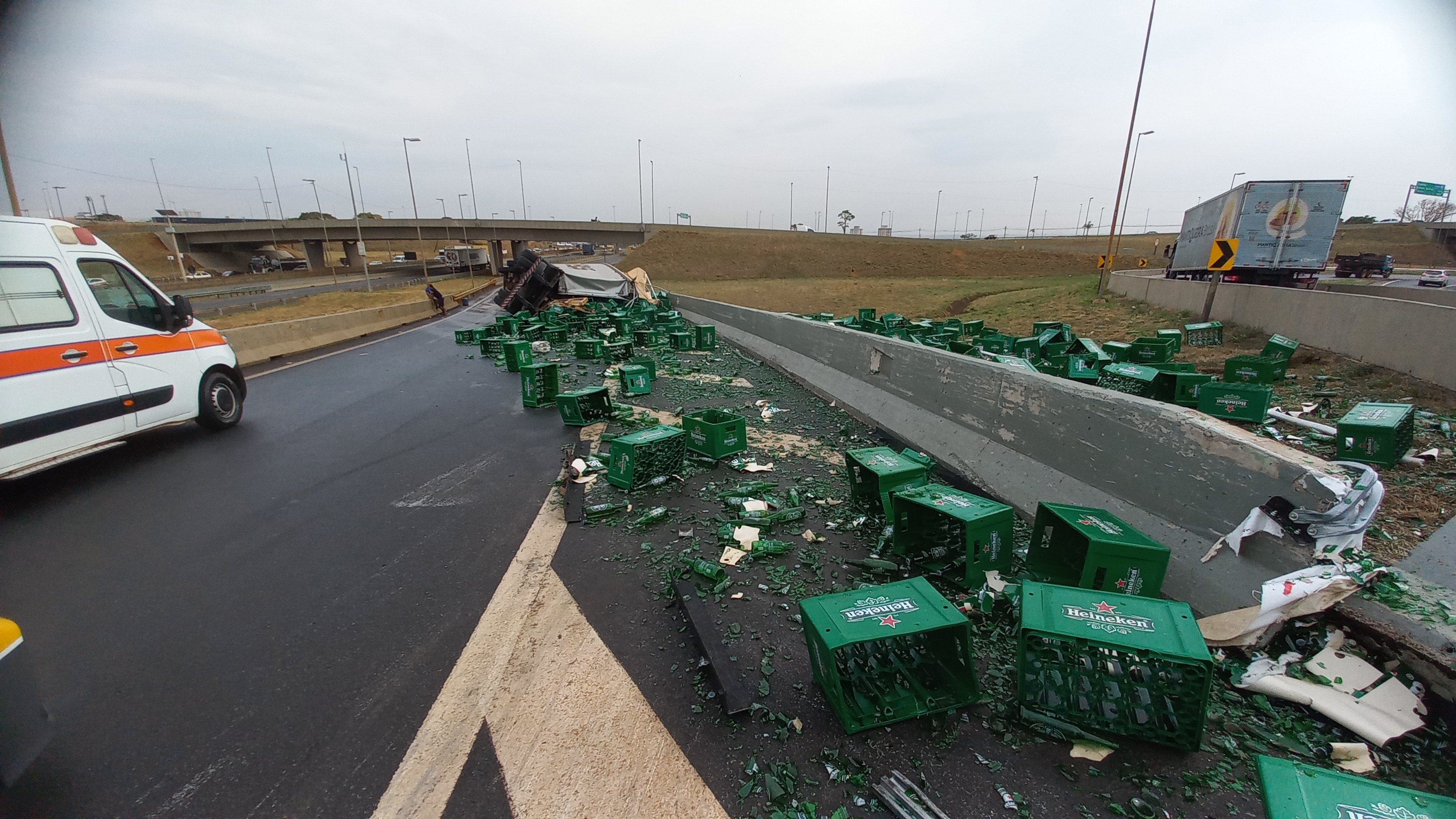 Caminhão carregado com cerveja tomba e bloqueia acesso à Anhanguera no 'trevão' de Ribeirão Preto