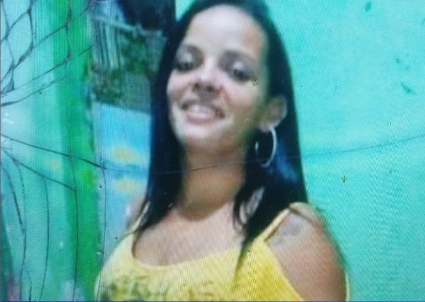 Mulher é assassinada a facadas em Caruaru; corpo foi encontrado na rua no bairro Riachão