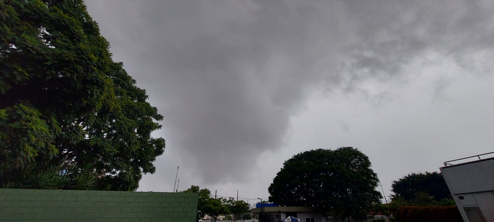 Chuva forte deixa toda a cidade de SP em estado de atenção para alagamentos no início da tarde desta quinta