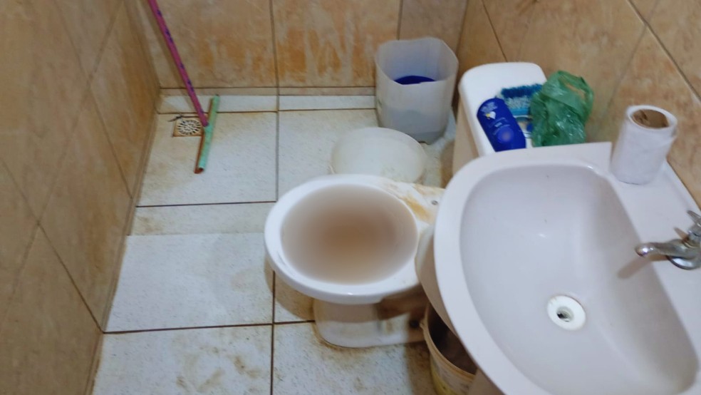 Casa onde trabalhadores viviam era suja e sem móveis. — Foto: Divulgação/STICCRMF