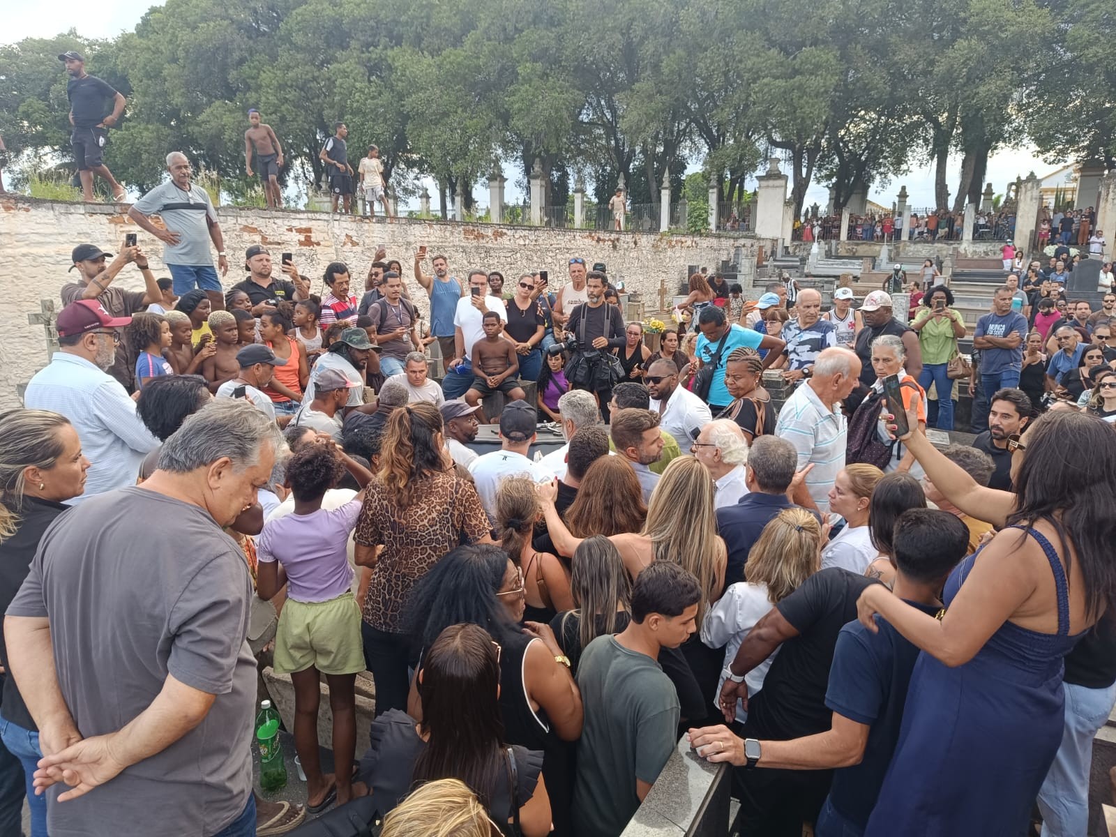 Arnaldo Vianna, ex-deputado federal e ex-prefeito de Campos, é enterrado após cortejo pelas ruas da cidade