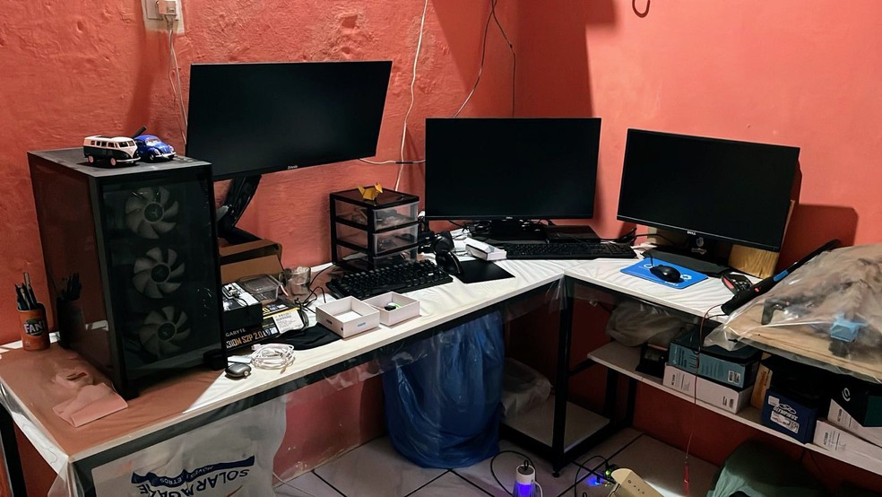 PF apreendeu aparelhos eletrônicos de suspeito de compartilhar imagens de abuso de crianças e adolescentes na internet. — Foto: Polícia Federal/ Divulgação