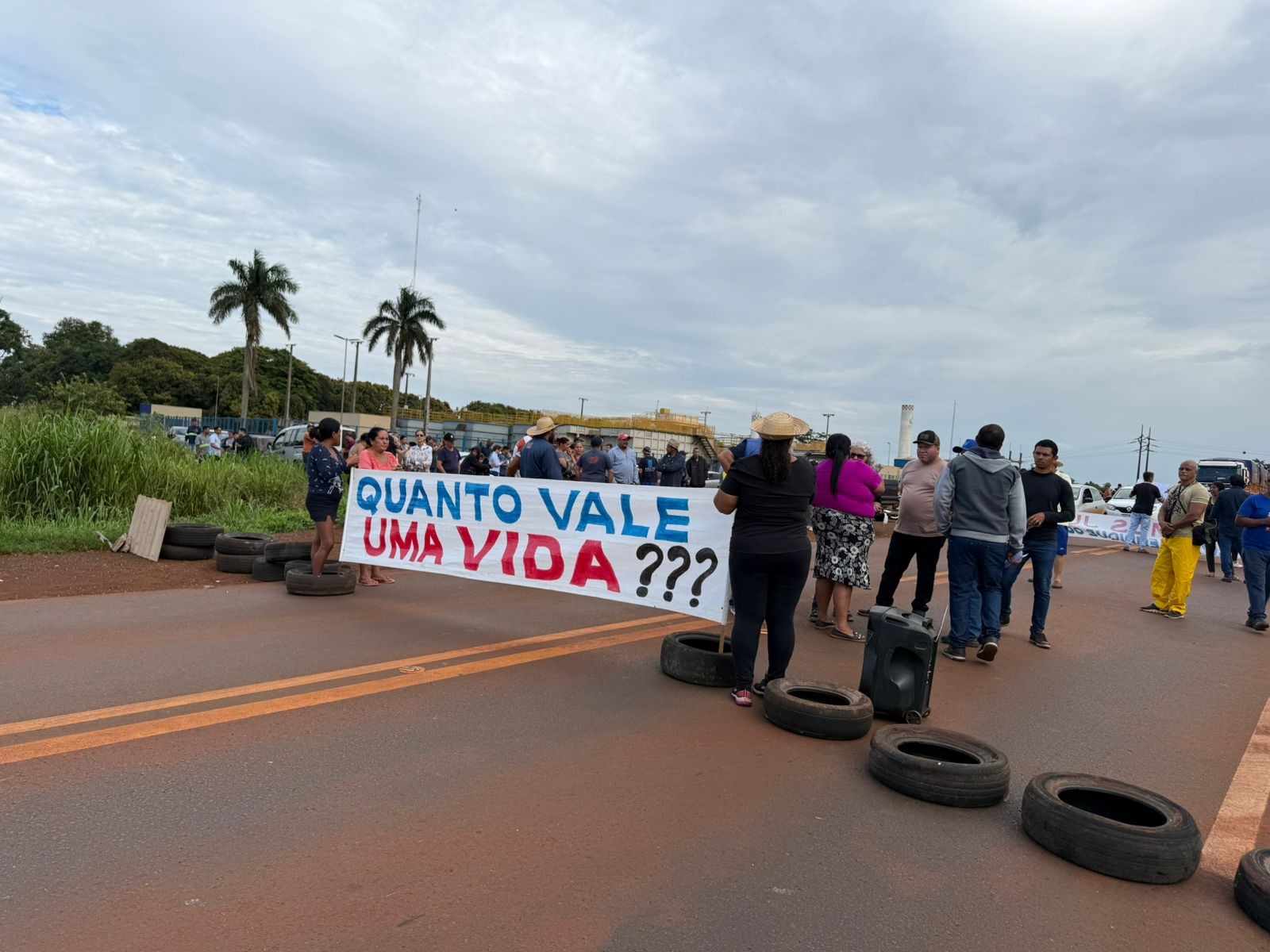 Manifestantes bloqueiam trecho da BR-163 e causam congestionamento, em Dourados