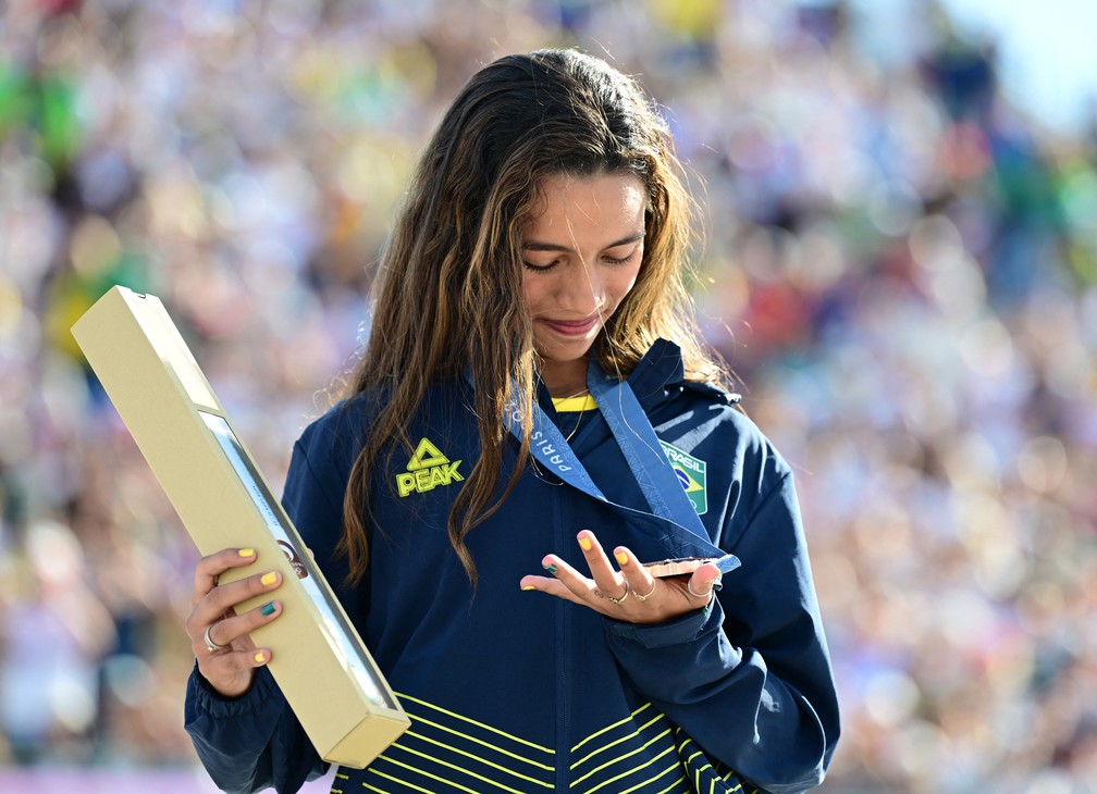 Rayssa Leal observa sua medalha de bronze no skate — Foto: Angelika Warmuth/Reuters