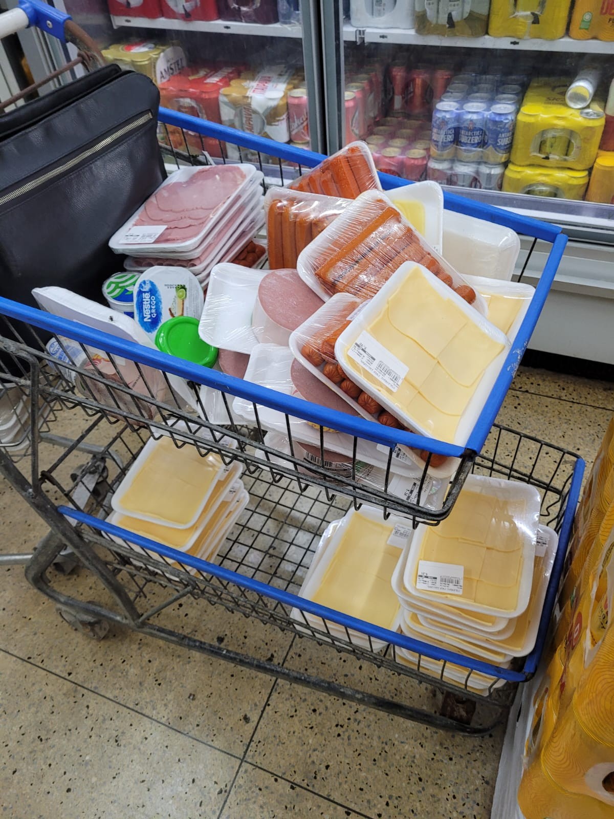 Procon apreende 70 quilos de alimentos vencidos em supermercado na Grande Natal