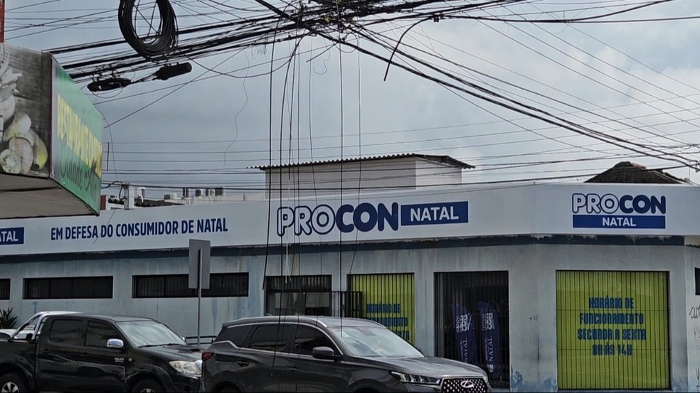 Fiação pendurada na avenida Ulisses Caldas, após furto de cabos no feriadão — Foto: Stephany Souza/Inter TV Cabugi