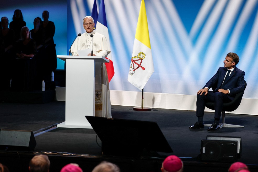 O presidente francês Emmanuel Macron ouve o Papa Leão XIII discursar durante encontro — Foto: REUTERS/Benoit Tessier/Pool