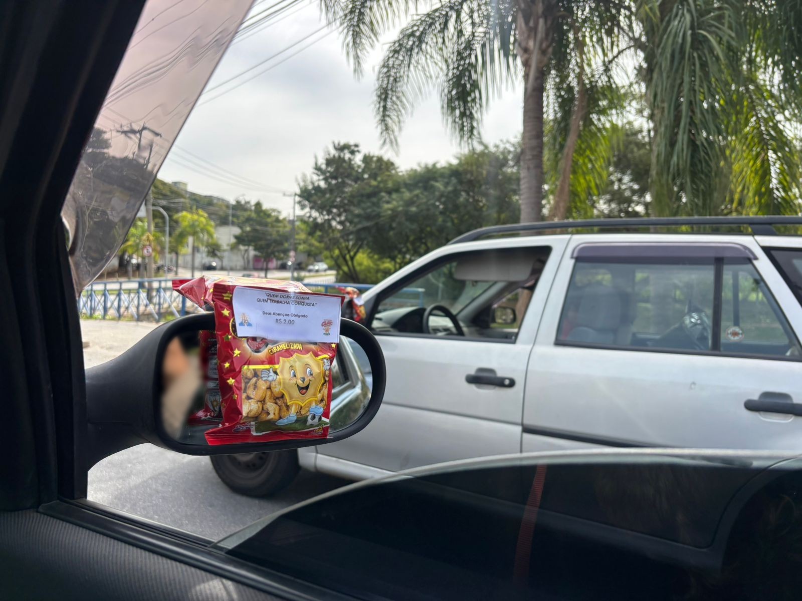 Pipoca no retrovisor, frases motivacionais e PIX: menores enfrentam o trânsito vendendo doces em Sorocaba