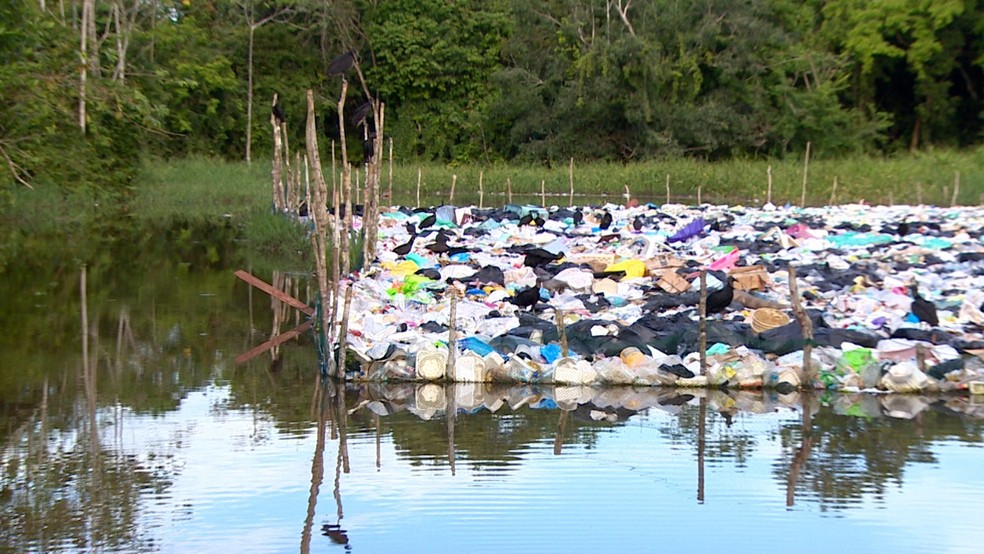 Lixão a céu aberto em cidade peruana contamina rio que deságua no Amazonas — Foto: Alexandro Pereira/Rede Amazônica