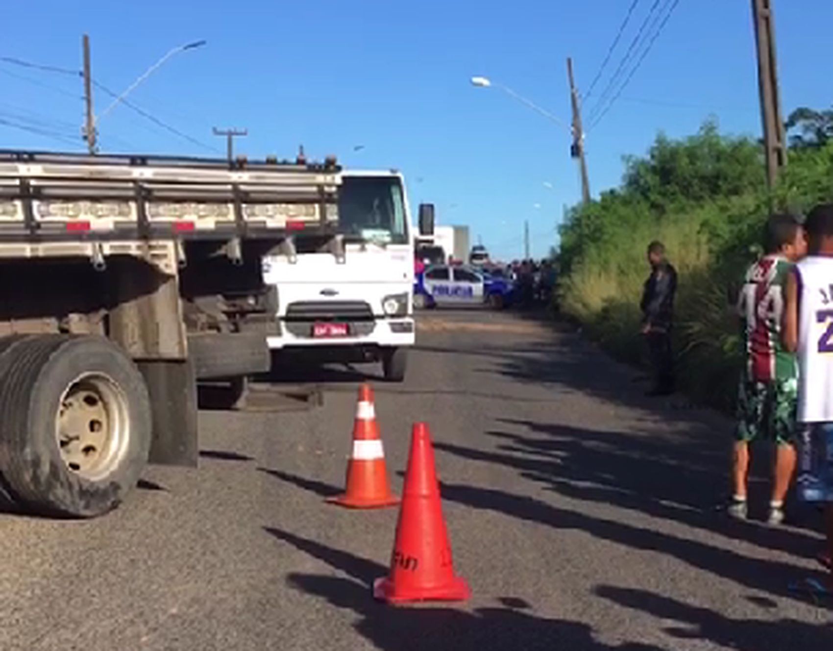 Batida entre caminhonete e caminhão deixa duas pessoas feridas em Nossa Senhora do Socorro