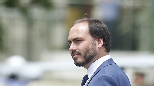 Carlos Bolsonaro é internado após prisão domiciliar de Bolsonaro
