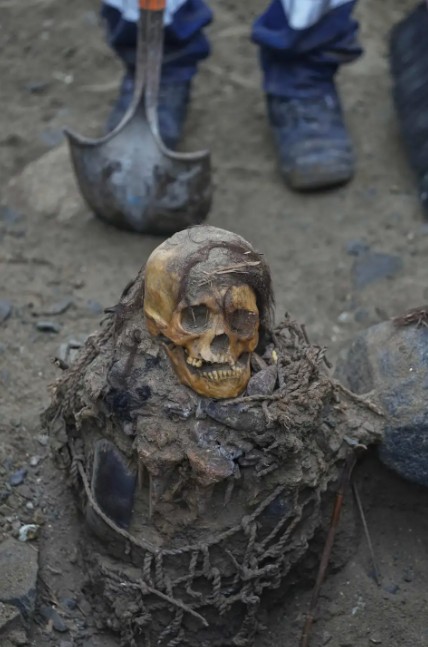 Múmia pré-inca de mil anos é encontrada em escavação de gasoduto no Peru; FOTOS
