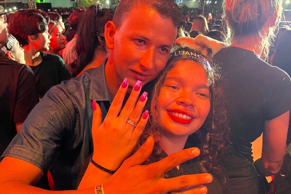 Casal ficou noivo durante o show de Luan Santana — Foto: Débora Ricalde/g1