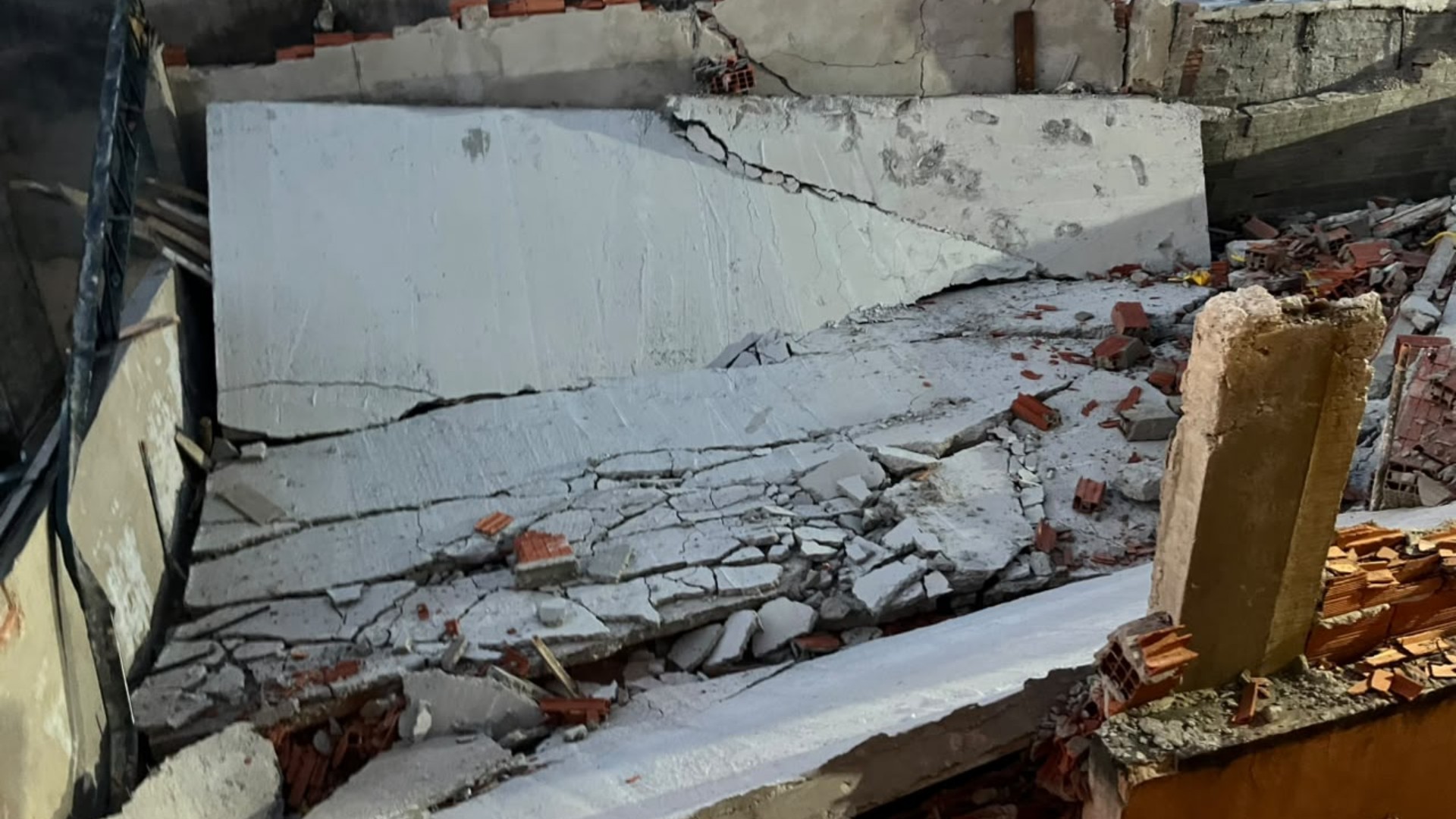 Muro de casa desaba e deixa uma pessoa ferida em Sorocaba