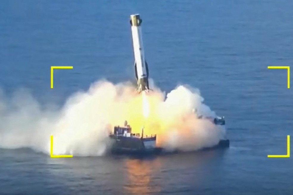 Captura de tela da transmissão da Blue Origin mostra o pouso do foguete New Glenn em uma plataforma no Oceano Atlântico na manhã de domingo (19) — Foto: AFP/Blue Origin