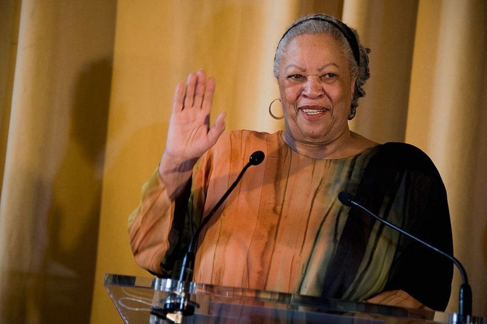 O romance ‘O Olho Mais Azul’, de Toni Morrison, é um dos livros para jovens adultos mais questionados nos Estados Unidos. A autora recebeu o Prêmio Nobel de Literatura em 1993 — Foto: GETTY IMAGES/via BBC